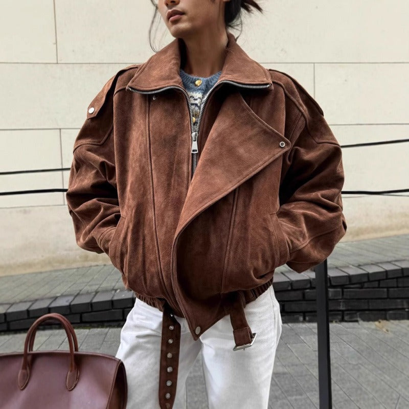 ModeGeist | Übergröße Bomberjacke im Wildleder-Look mit asymmetrischem Reißverschluss