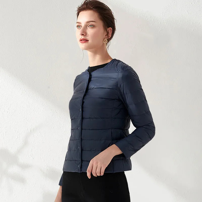 ModeGeist | Leichte, kragenlose und figurbetonende Damen-Daunenjacke