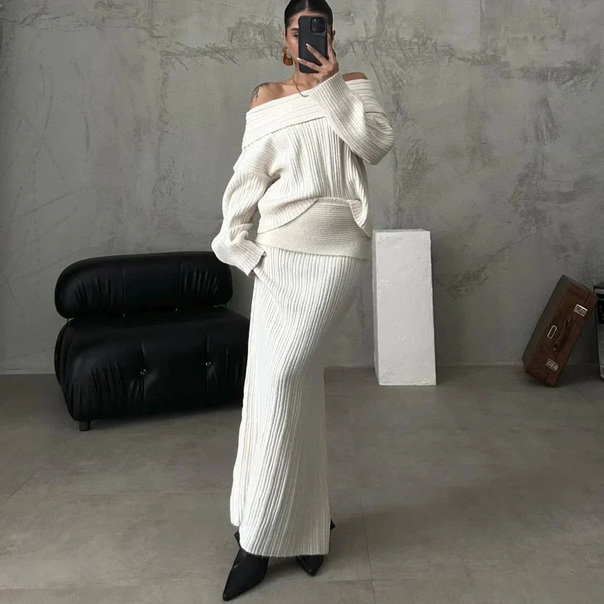ModeGeist | Elegantes Satz Aus Schulterfreiem Pullover und Tailliertem Strickrock