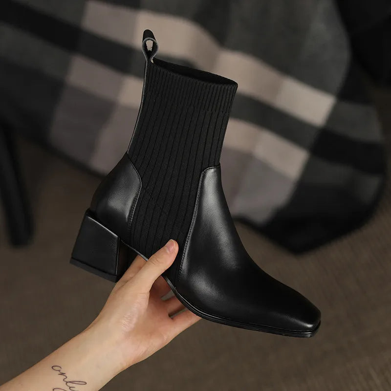 ModeGeist | Stiefel mit Quadratischer Zehenpartie und Elastischen Stricksocken