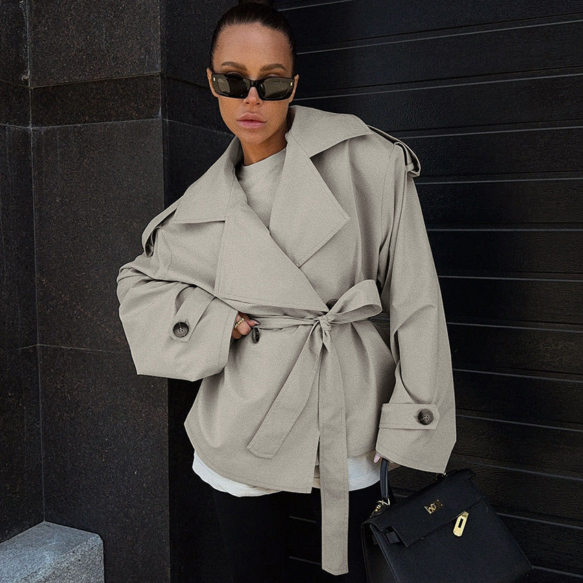 ModeGeist | Kurzer Trenchcoat für Damen