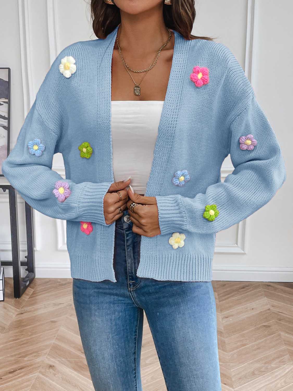 ModeGeist | Strickcardigan mit Blütendetails Offene Vorderseite Feminin und Stylisch
