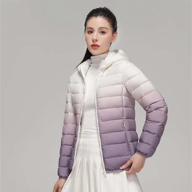 ModeGeist | Leichte Daunenjacke mit farbverlaufender Kapuze