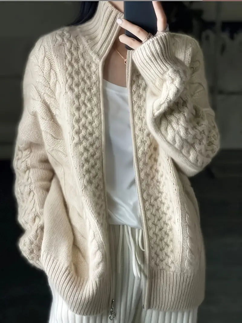 ModeGeist | Strickjacke - Reißverschluss - Hoher Kragen - Kabelstrick - Lockere Passform