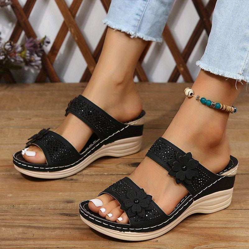 MODEGEIST Damen Wedge Pantoletten Blumenverzierung Keilabsatz