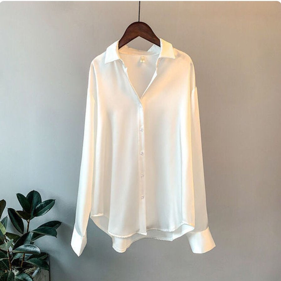 ModeGeist | Satin Übergröße Bluse mit Knopfverschluss