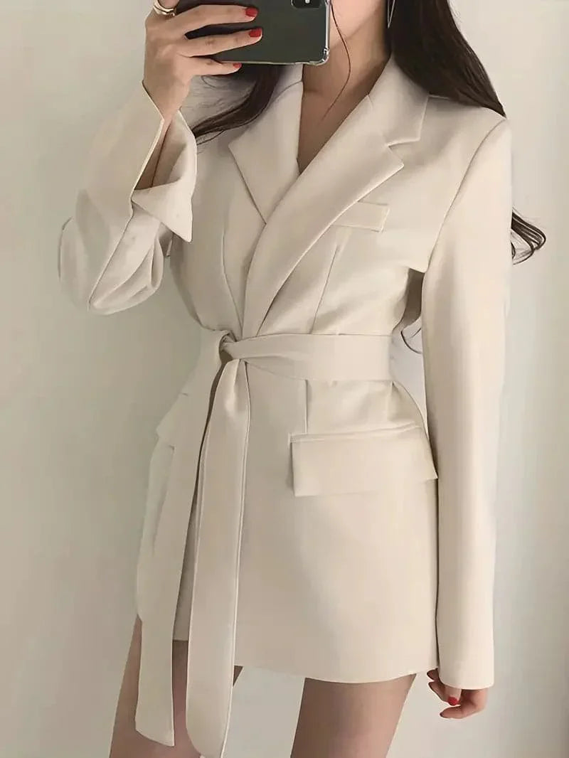 ModeGeist | Blazer Kleid - Taillierte Passform - Reverskragen - Bindegürtel - Mini Länge
