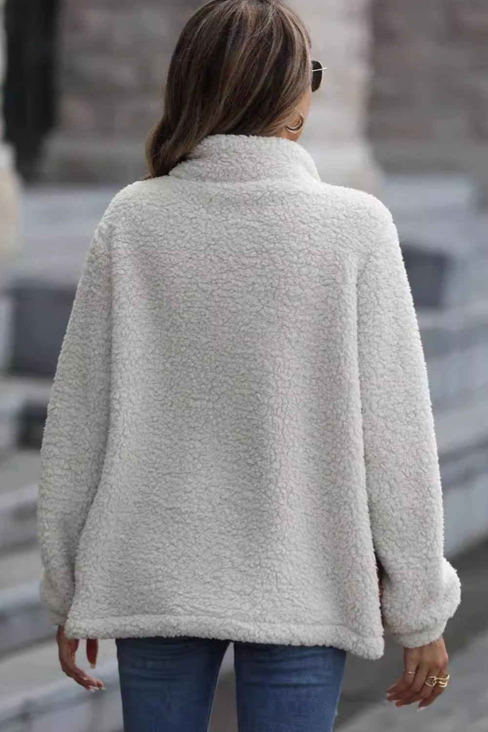 ModeGeist | Zip-Jacke mit Stehkragen aus Sherpa mit Leoparden-Patches