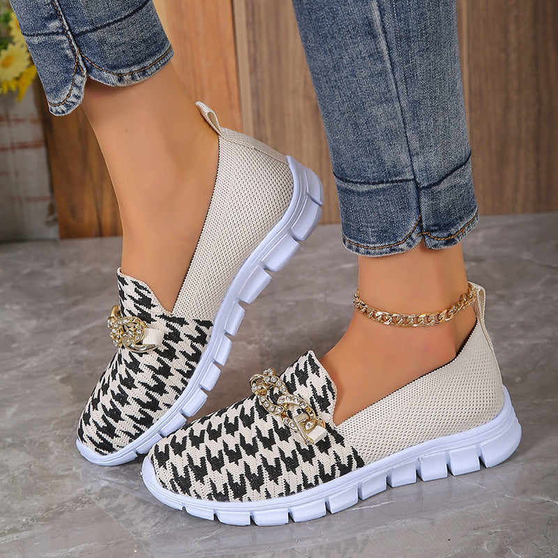Sommerlicher Damenschuh: leicht, bequem, mit Strasskette
