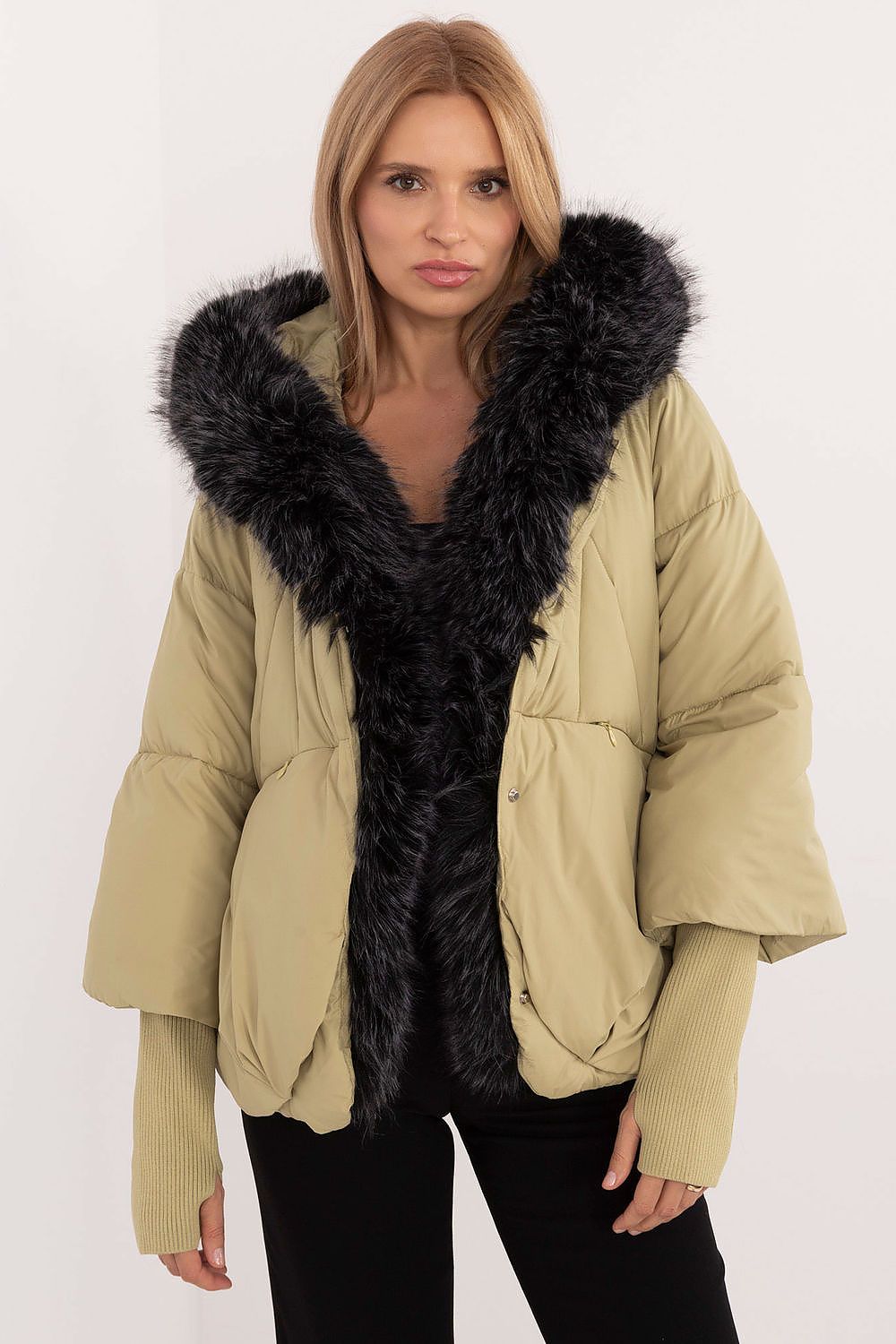 ModeGeist | Gefütterte Jacke Kapuze mit Pelzrand Warm und Stilvoll
