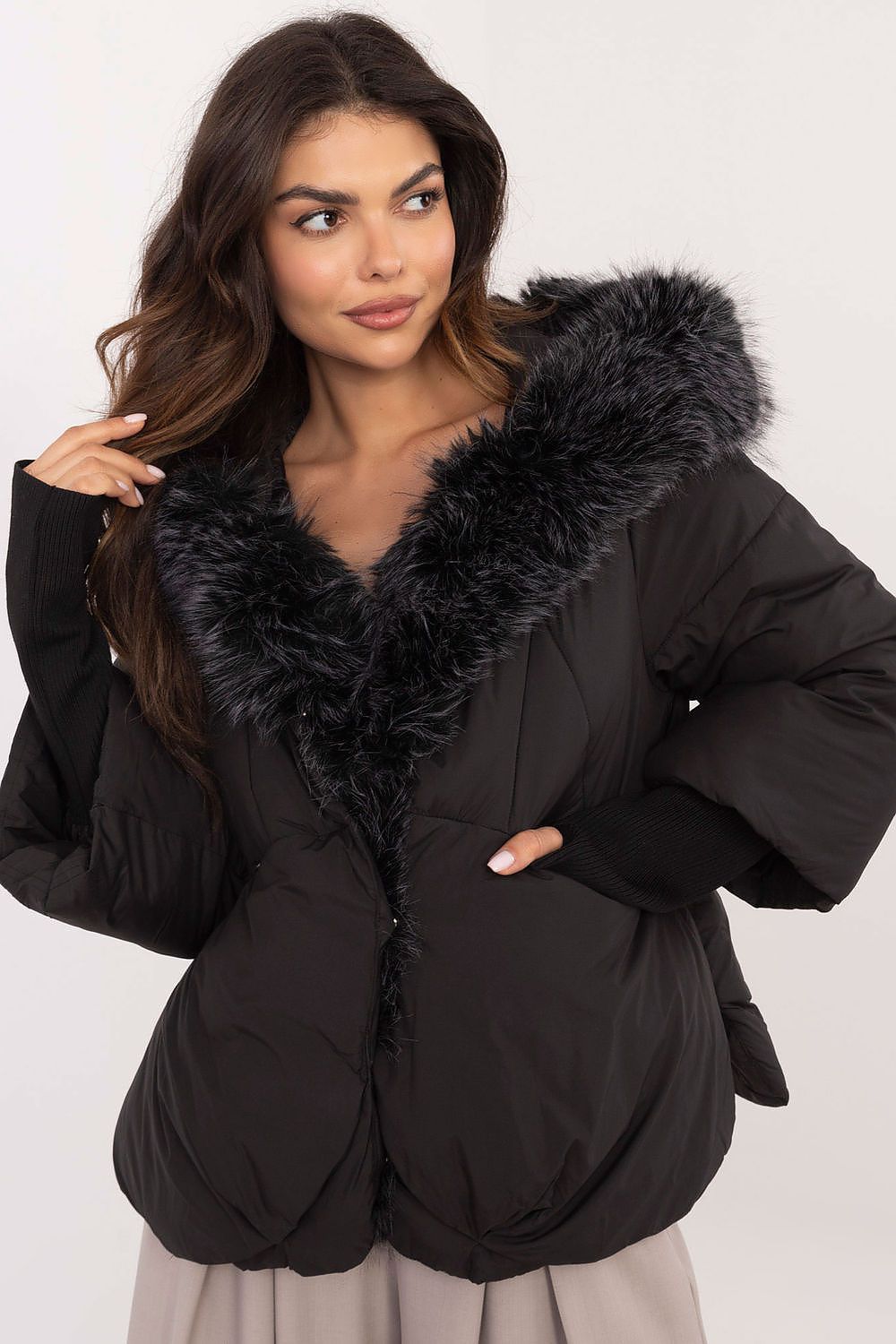 ModeGeist | Gefütterte Jacke Kapuze mit Pelzrand Warm und Stilvoll
