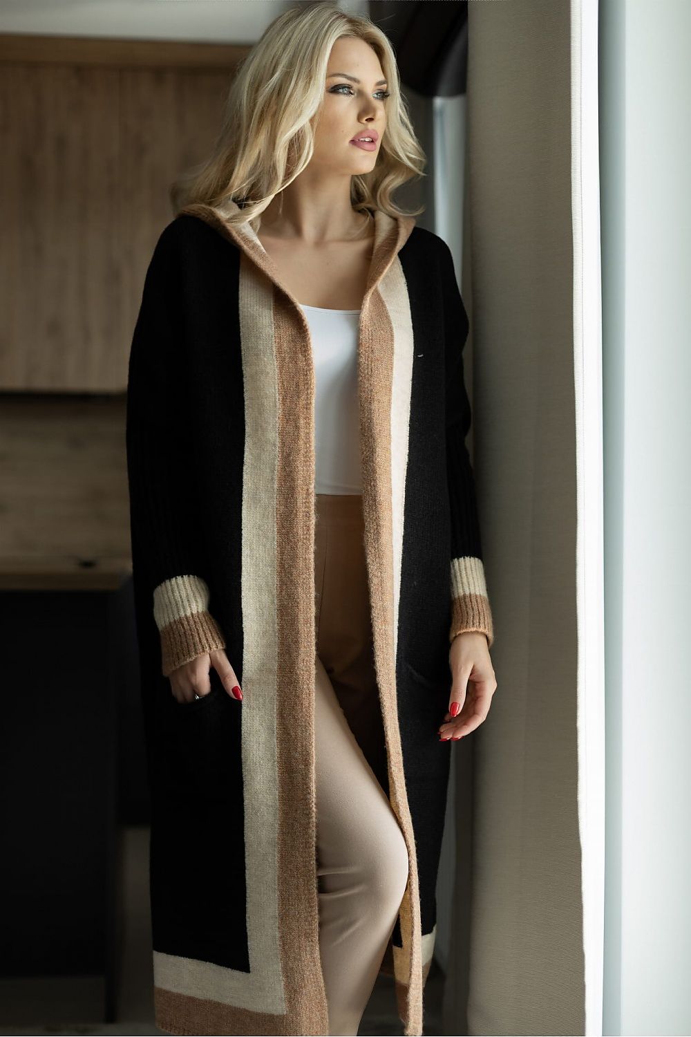 ModeGeist | Langer Strickcardigan mit Kapuze Weich und Stilvoll Kontrastdetails