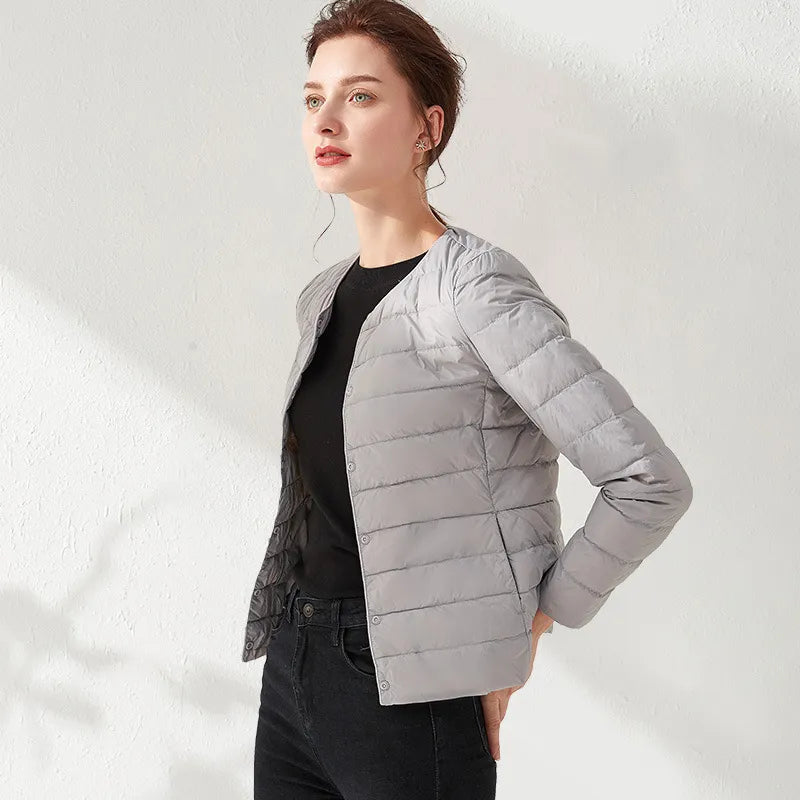 ModeGeist | Leichte, kragenlose und figurbetonende Damen-Daunenjacke