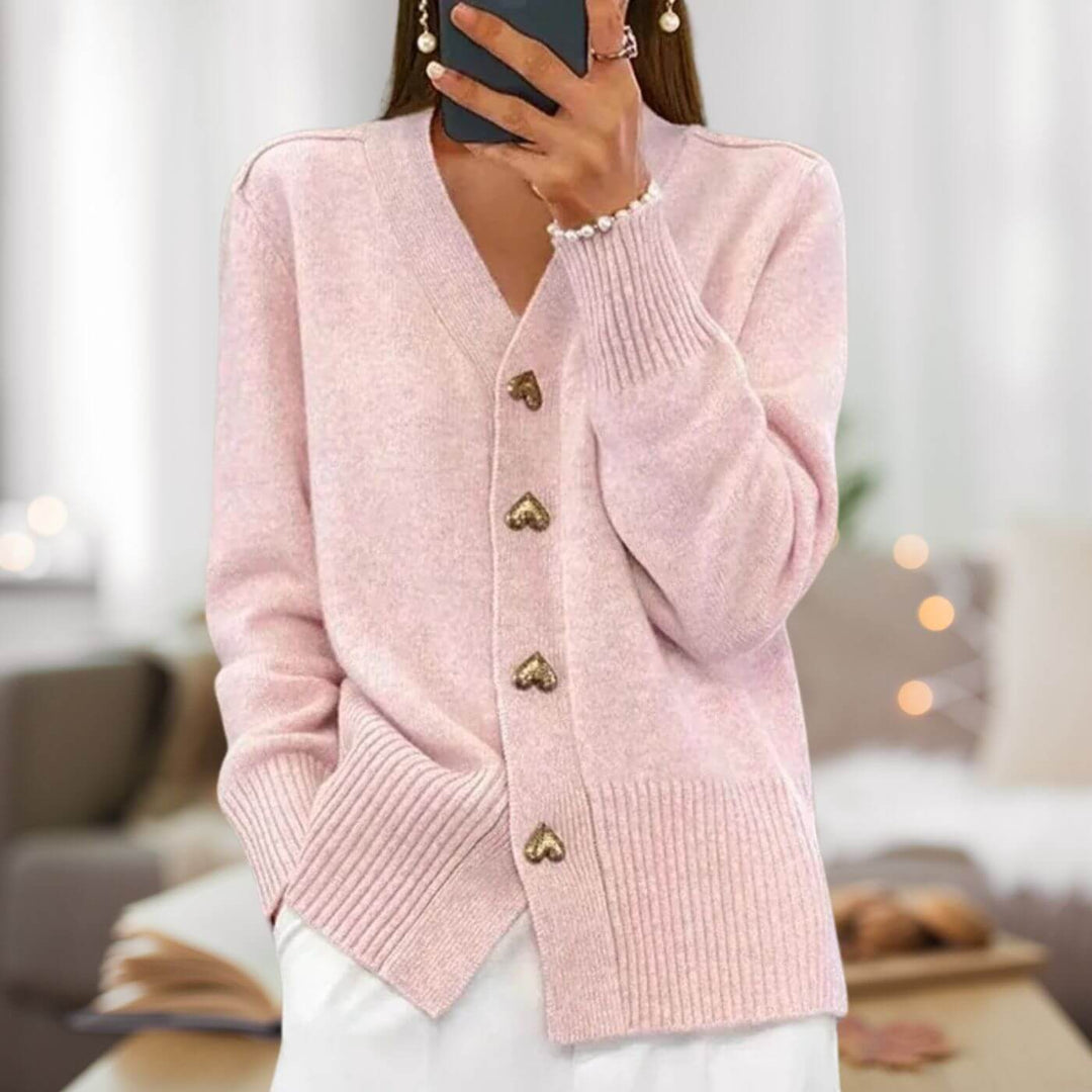 ModeGeist | Strickjacke mit Herzknopf-Akzenten
