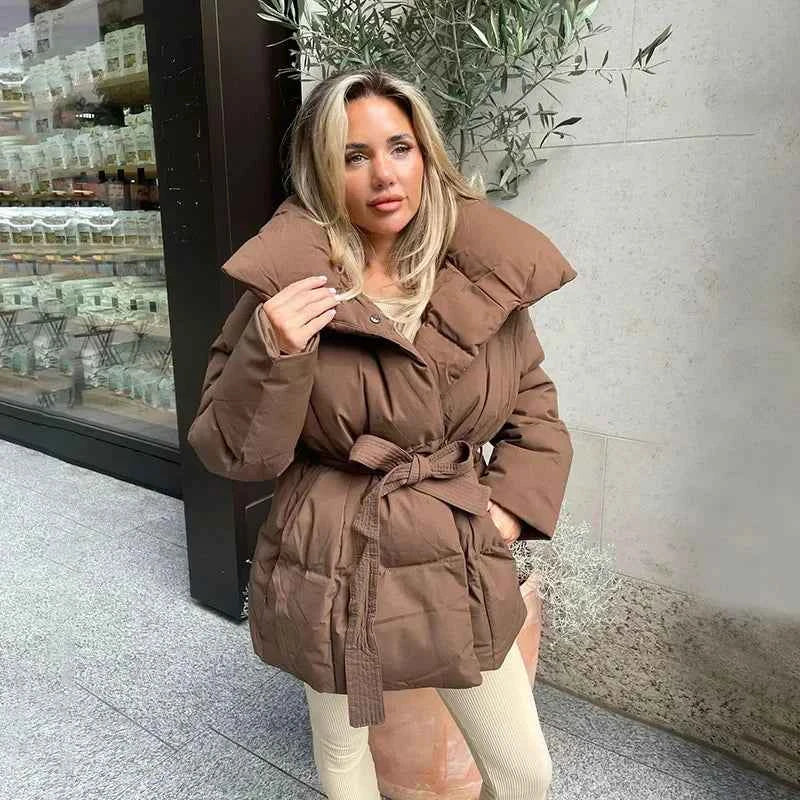 ModeGeist | Steppmantel mit Gürtel, Weitem Kragen und Kuscheligem Futter