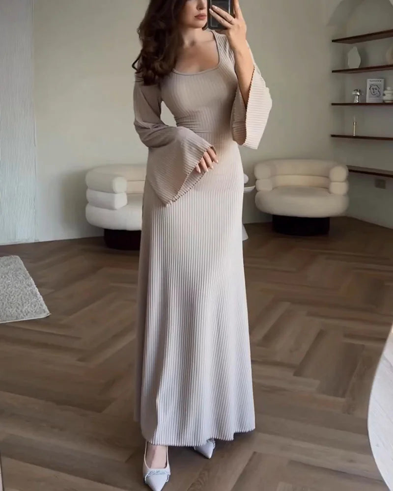 Langärmliges, elegantes Kleid von Deina
