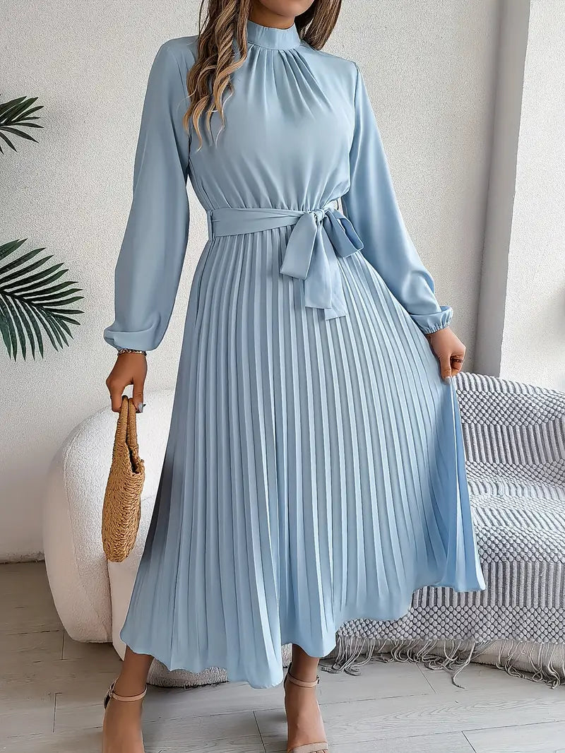ModeGeist | Schlichtes Kleid mit Stehkragen und Plissiertem Gürtel