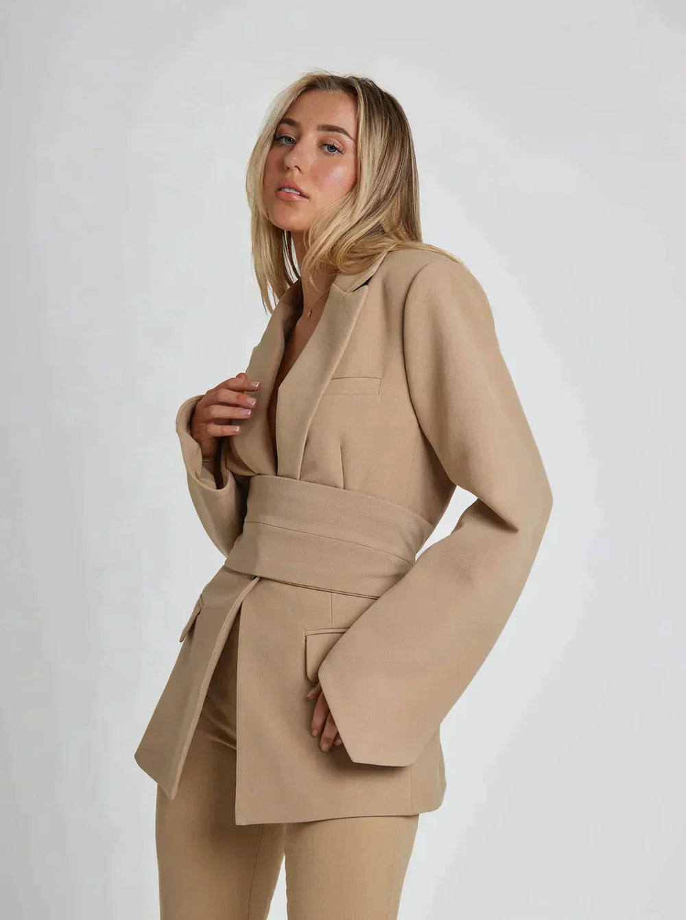 ModeGeist | Schicke Blazer mit Gürtel und Weiten Ärmeln