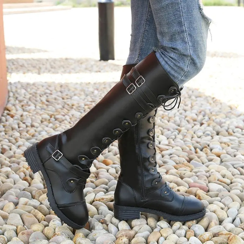 ModeGeist | Ritter Niedrige Absatz Bikerstiefel mit Gürtelschnalle Kreuzgurte