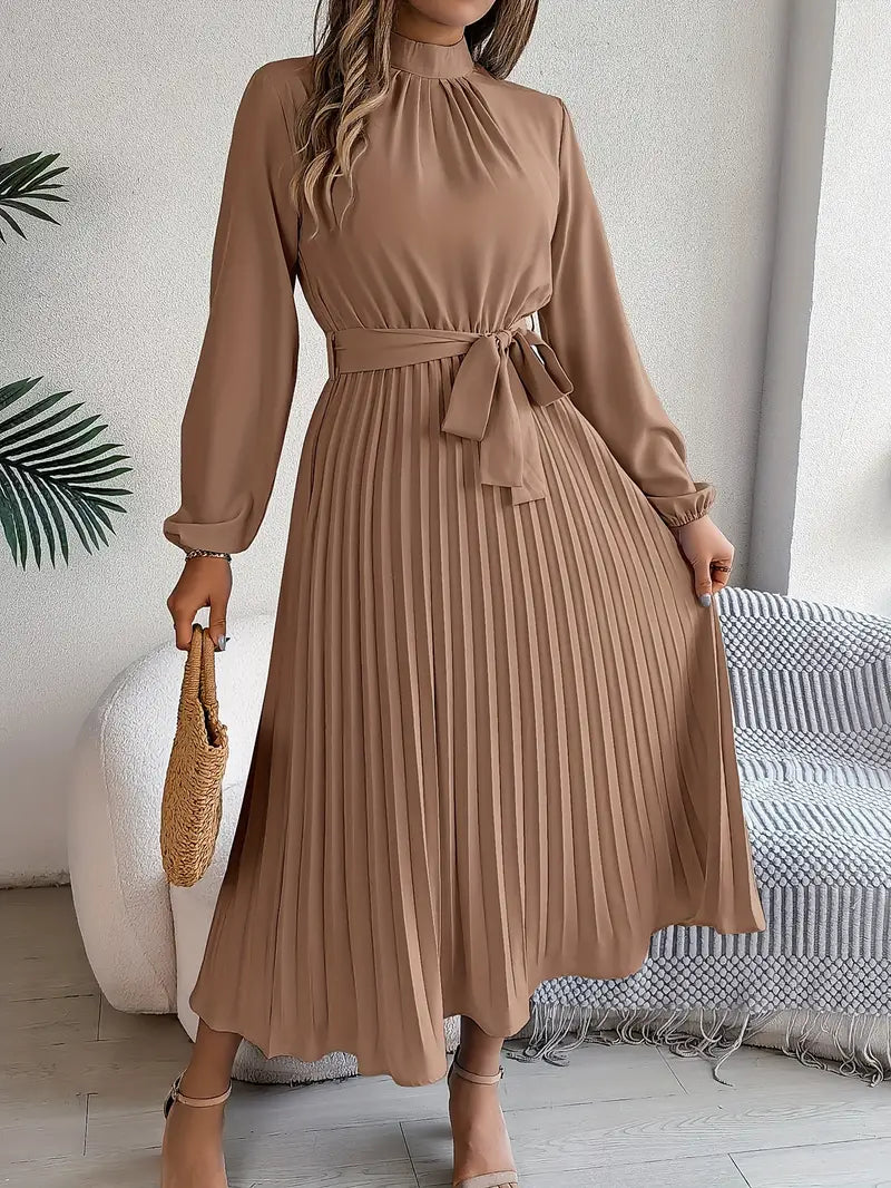 ModeGeist | Schlichtes Kleid mit Stehkragen und Plissiertem Gürtel