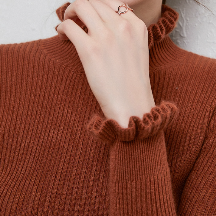 ModeGeist | Rollkragen-Strickpullover mit zarten Rüschendetails