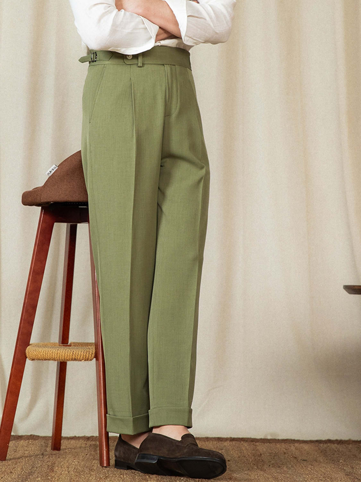 Herrenhose im Old-Money-Stil: hochgeschnitten und lässig