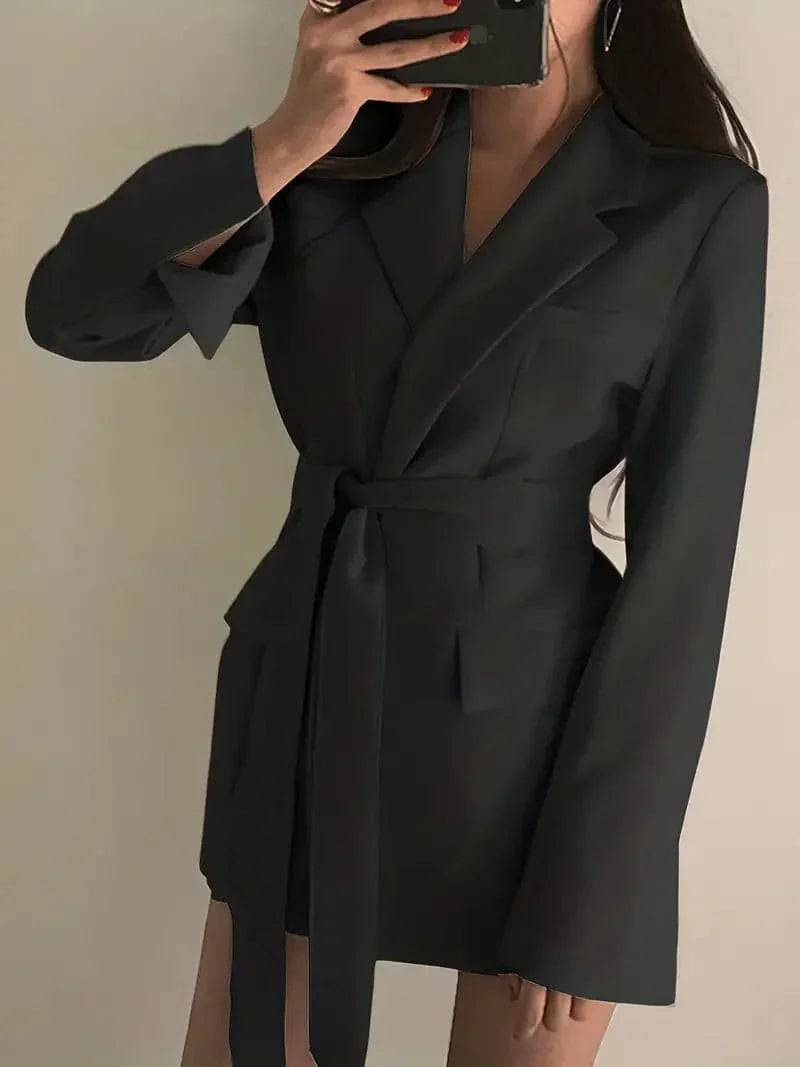 ModeGeist | Blazer Kleid - Taillierte Passform - Reverskragen - Bindegürtel - Mini Länge