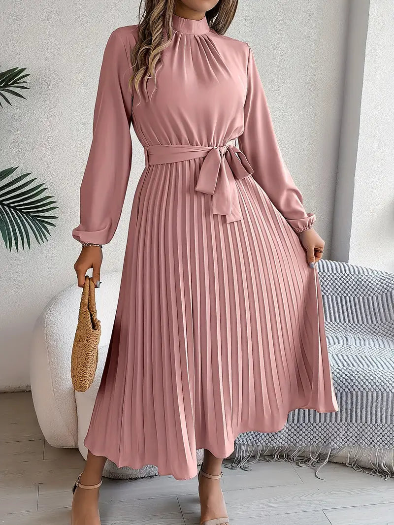 ModeGeist | Schlichtes Kleid mit Stehkragen und Plissiertem Gürtel