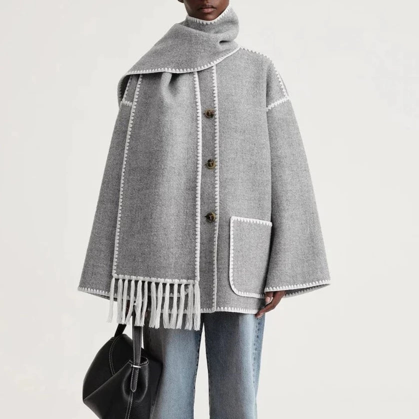 ModeGeist | Wollmantel - Oversized Fit - Schal-Kragen mit Fransen - Dekorative Nähte - Knopfverschluss