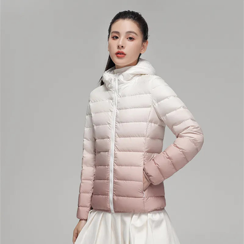 ModeGeist | Leichte Daunenjacke mit farbverlaufender Kapuze