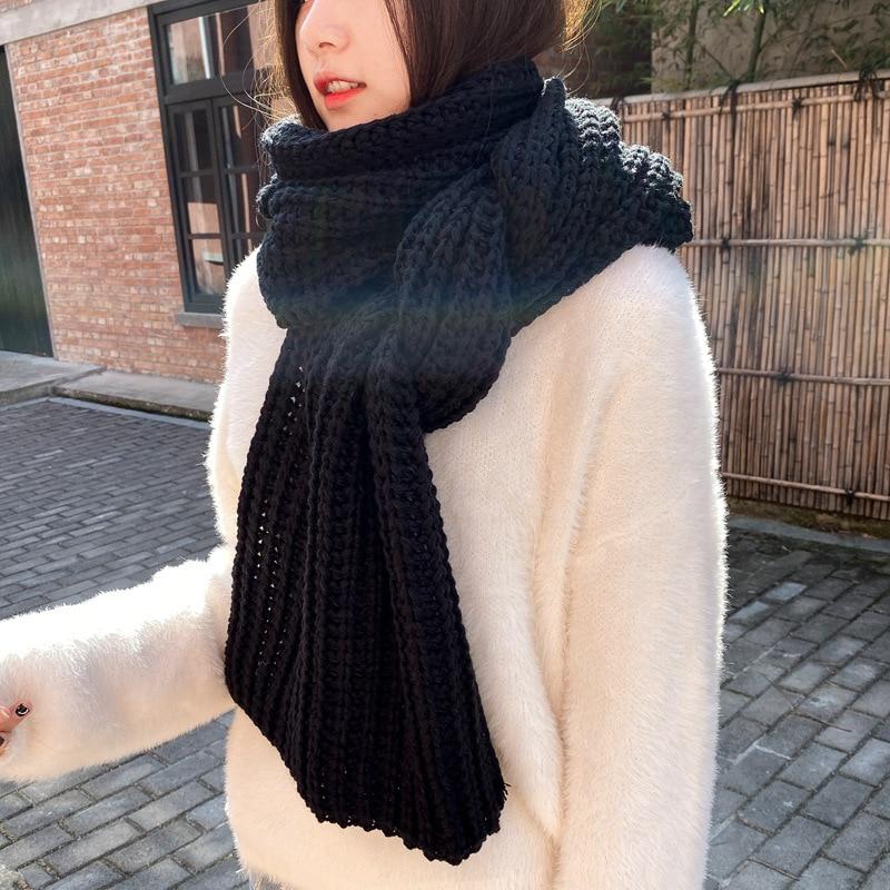 Warmer Strick Schal für Damen aus Carolina im Winter