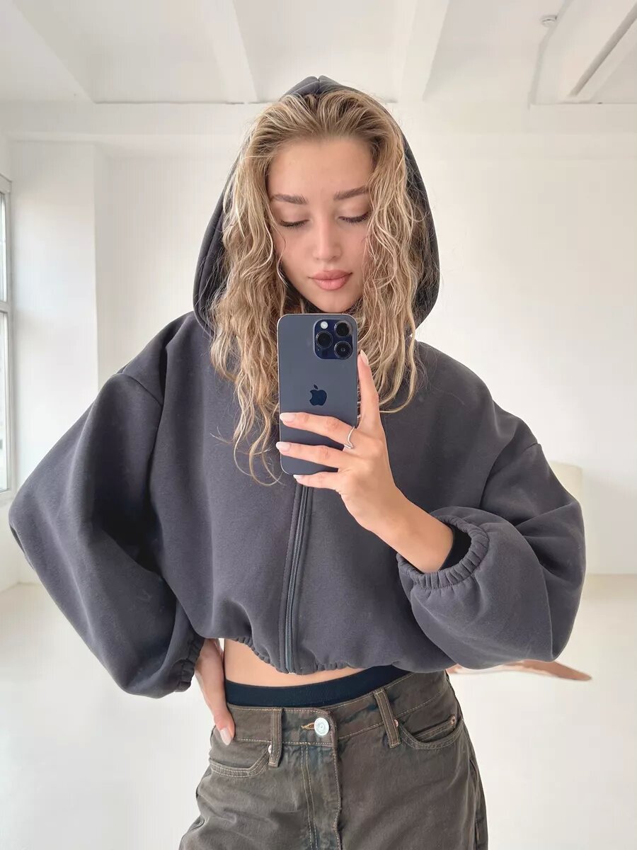 ModeGeist | leichter kurzer Sport-Sweatshirt mit Kapuze
