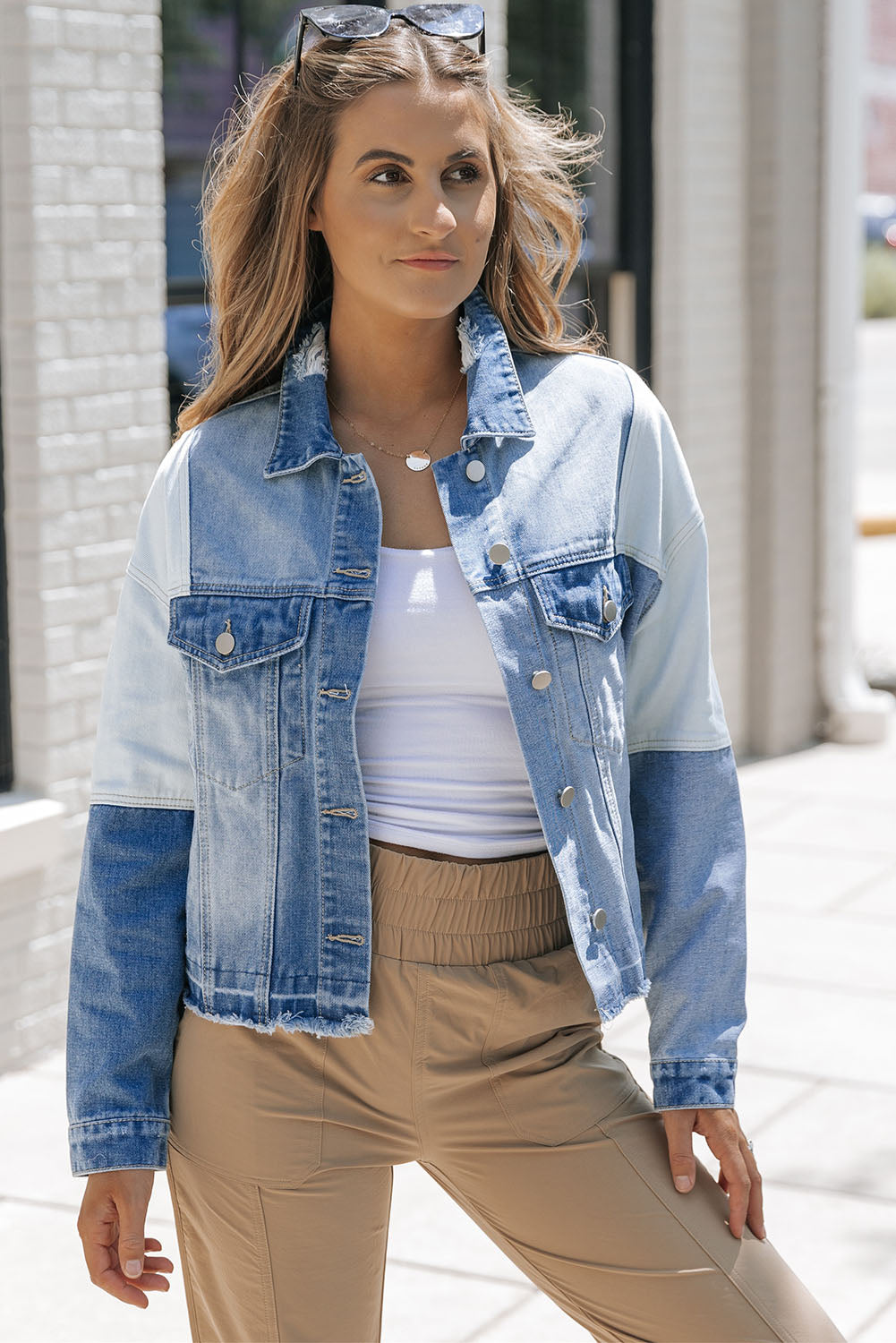 ModeGeist | Denimjacke mit Patchwork und Fransigem Saum Herbst Frauen