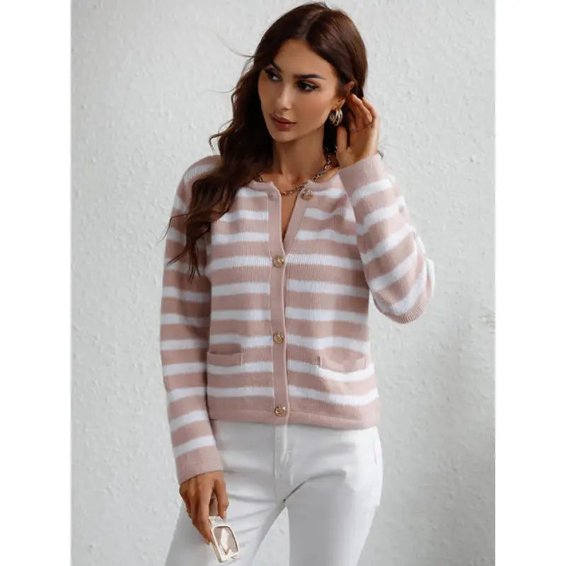 ModeGeist | grob gestrickter Pullover mit Knopfleiste und seitlichen Taschen
