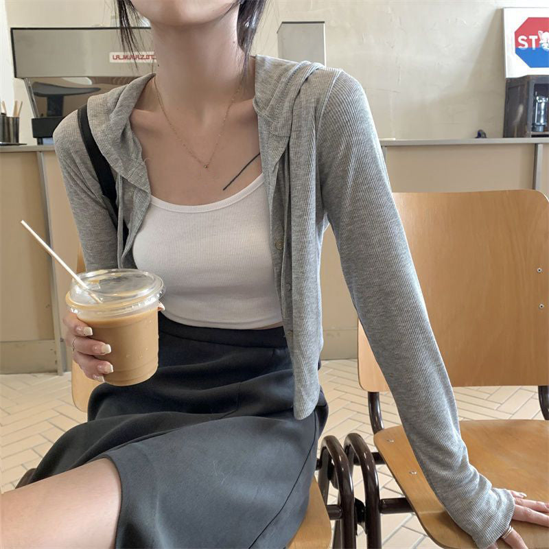 Kuschelige graue Kapuzenstrickjacke von Kay