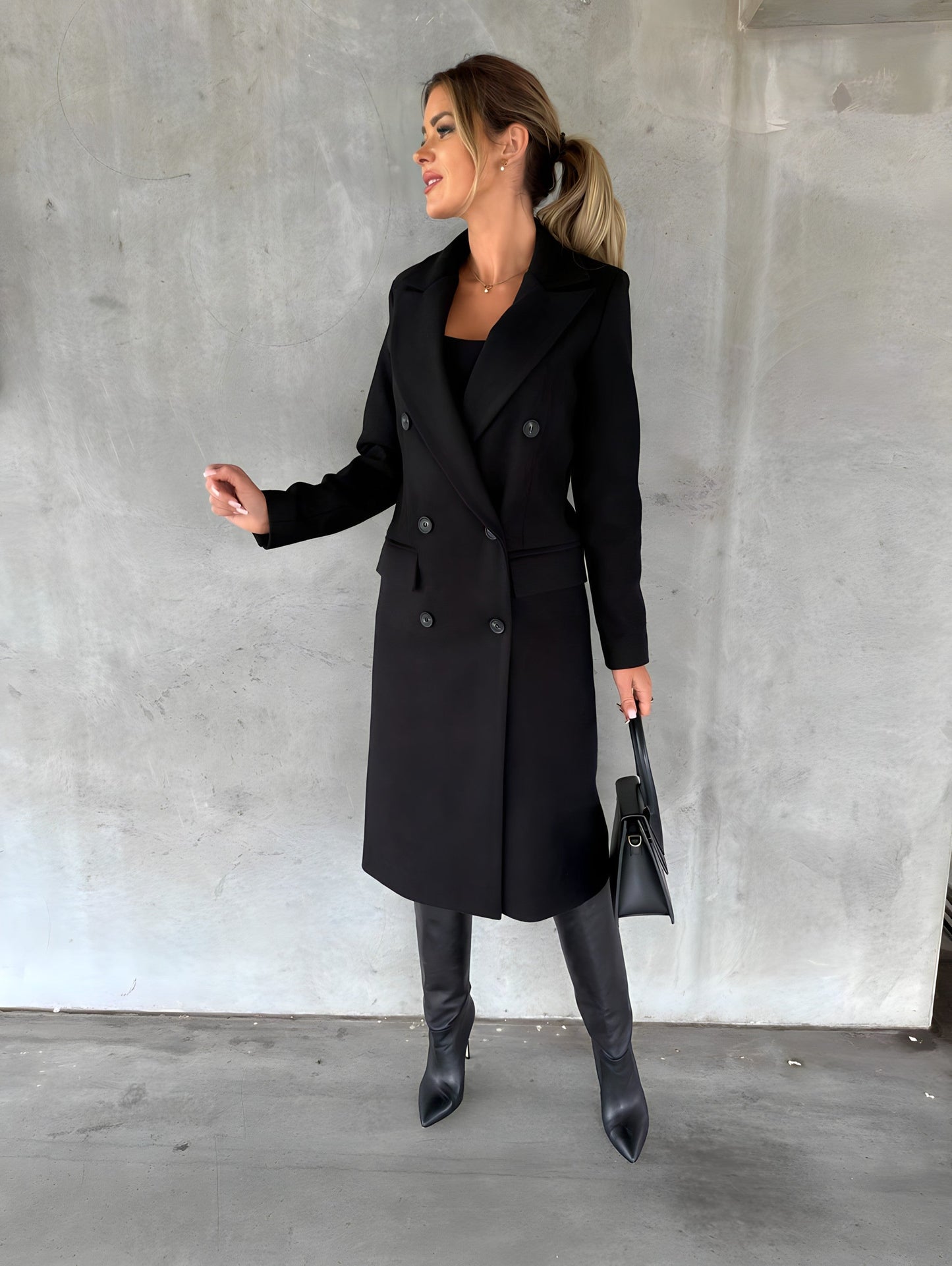 ModeGeist | Taillierter Damen Wollmantel mit Langer Passform und Knöpfen