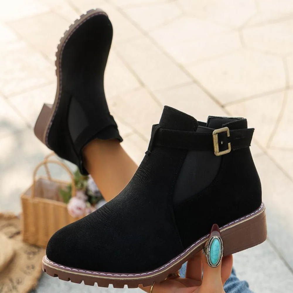 ModeGeist | Stiefeletten – Rauleder-Textur – Schnallenriemen – Blockabsatz – Rutschfeste Sohle