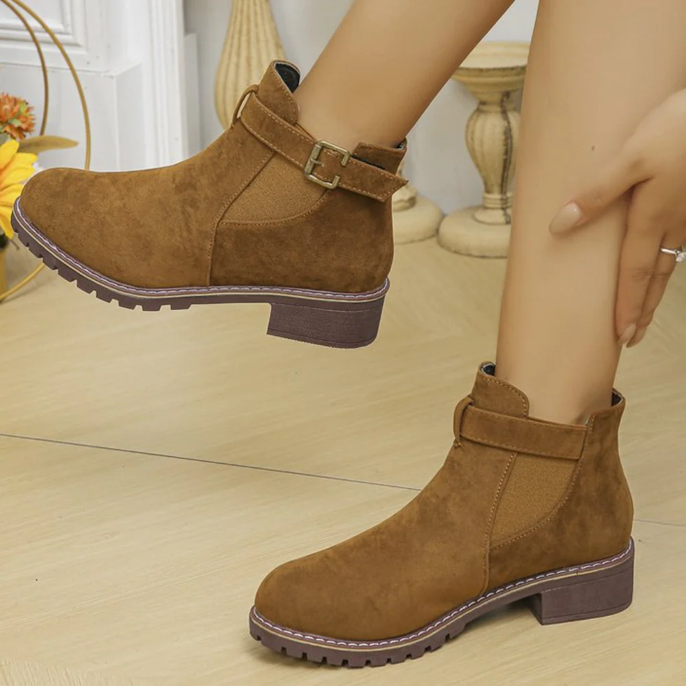 ModeGeist | Stiefeletten – Rauleder-Textur – Schnallenriemen – Blockabsatz – Rutschfeste Sohle