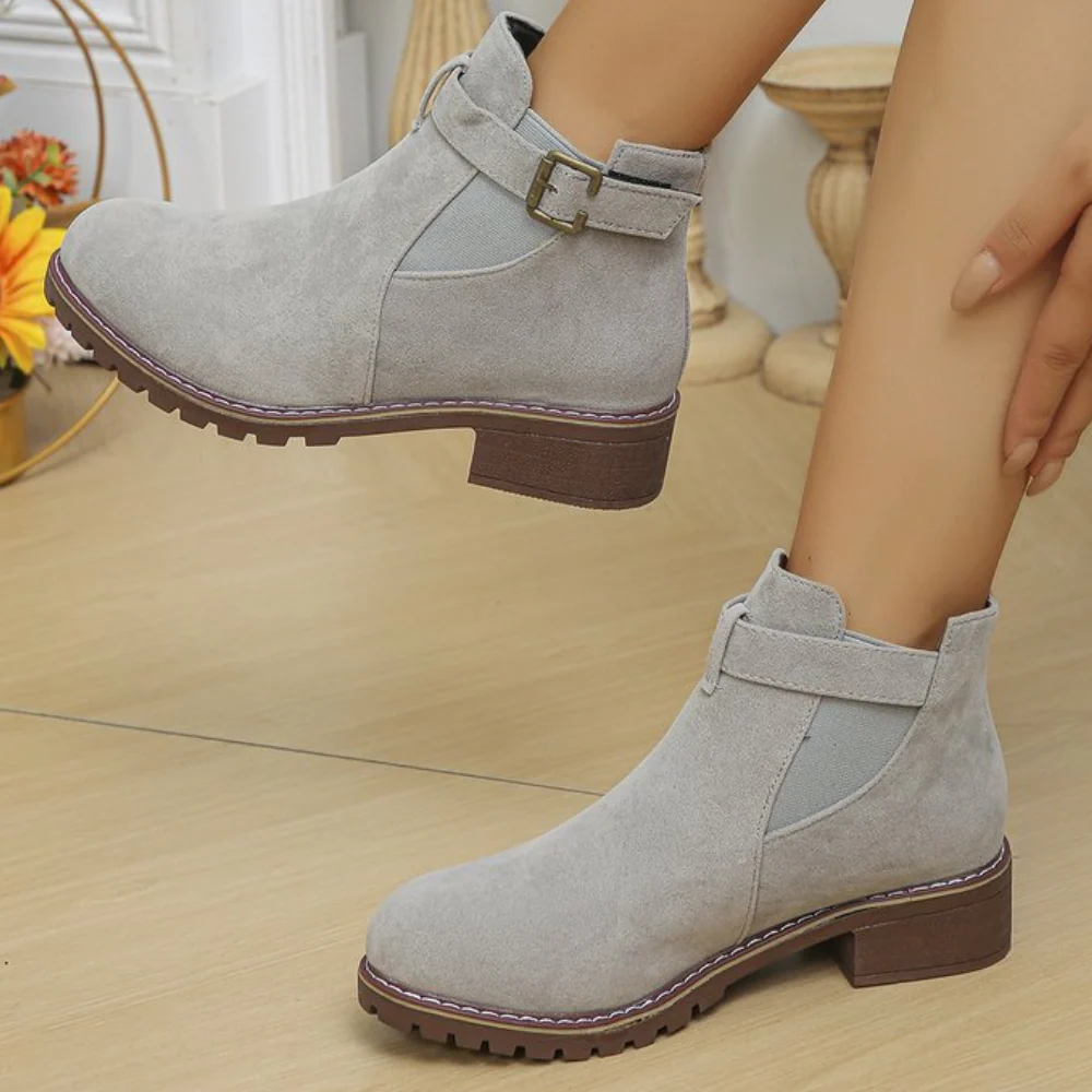 ModeGeist | Stiefeletten – Rauleder-Textur – Schnallenriemen – Blockabsatz – Rutschfeste Sohle