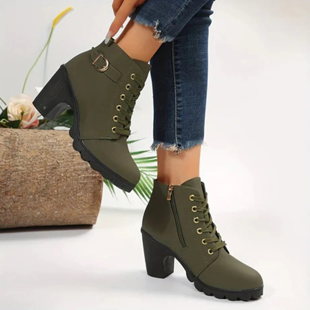 ModeGeist | Absatzstiefel – Chunky Sohle Blockabsatz – Schnürung mit Reißverschluss und Schnalle