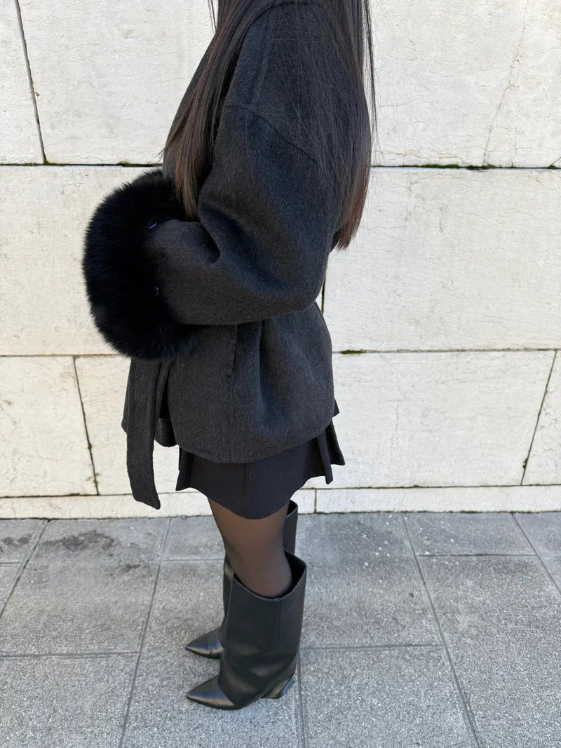 ModeGeist | Wollmantel mit Gürtel und Kunstfellmanschetten Elegante Kurze Wickeljacke