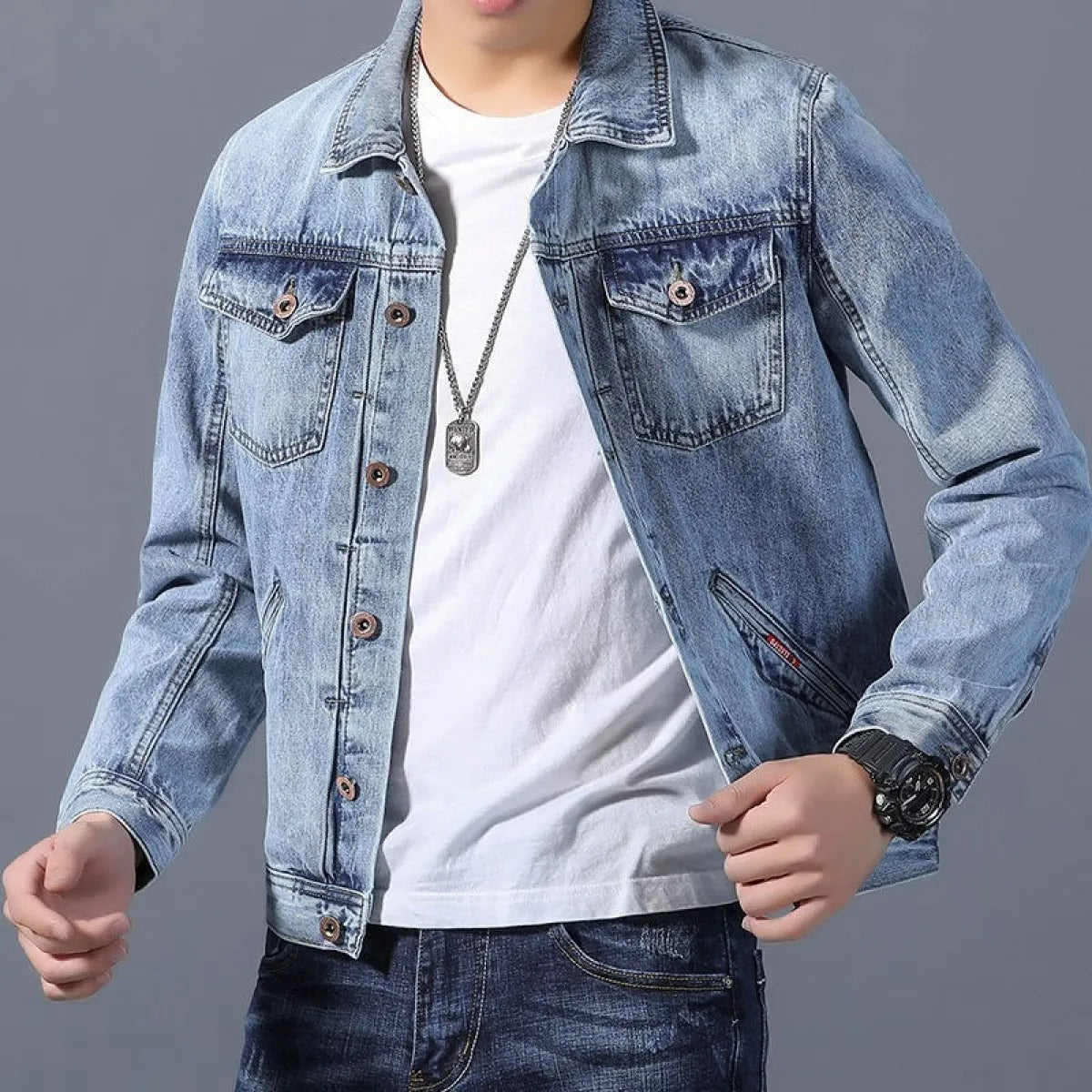 ModeGeist | Klassisches Denim Herrenjackett mit Taschen an der Vorderseite