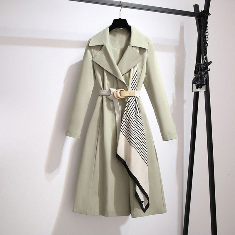 ModeGeist | Lange Damenjacke im klassischen Schnitt mit Gürtel und dekorativem Schal