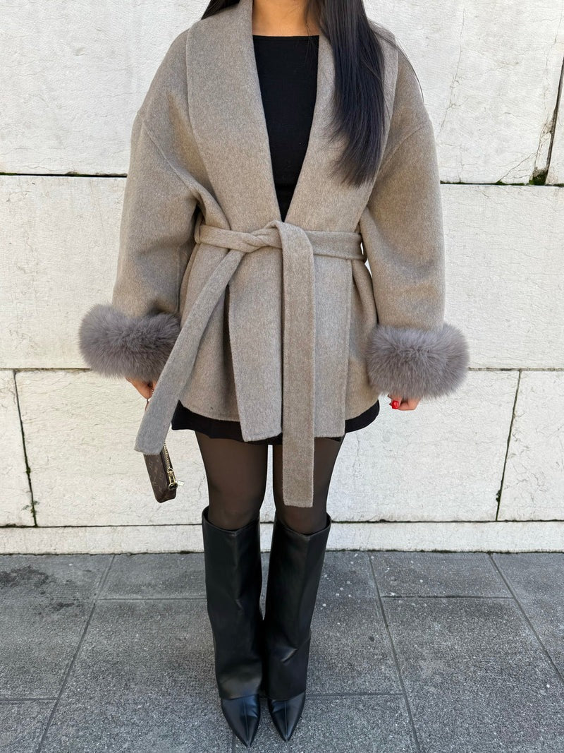 ModeGeist | Wollmantel mit Gürtel und Kunstfellmanschetten Elegante Kurze Wickeljacke
