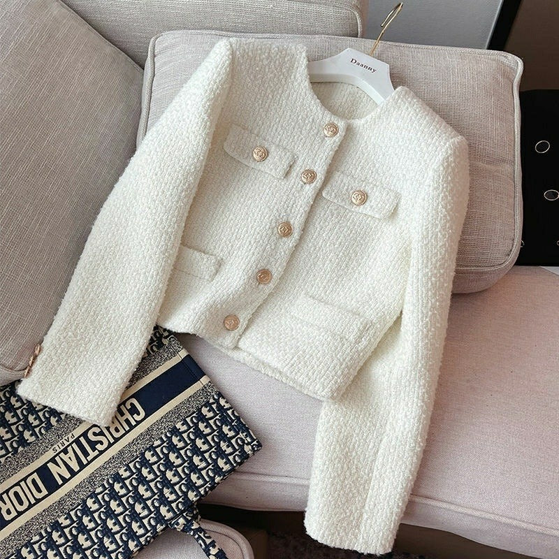 ModeGeist | Kurze Damenjacke aus Bouclestoff mit klassischem Design und Schmuckknöpfen