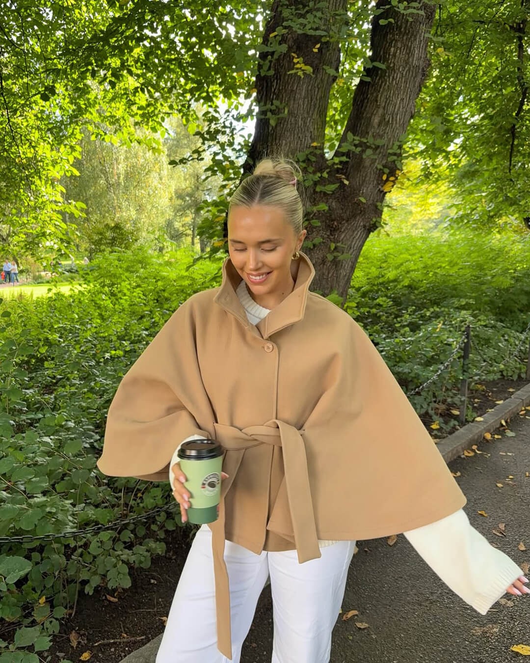 ModeGeist | Hochkragen Gürteltaschen Cape Jacke Knopf Umhängemantel