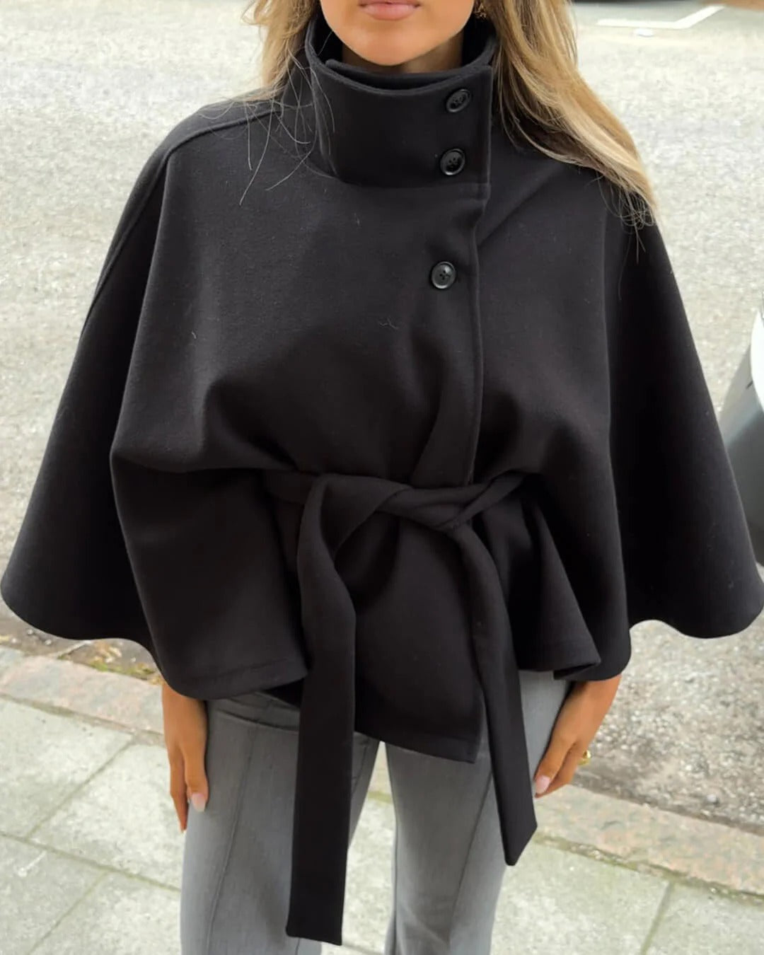 ModeGeist | Hochkragen Gürteltaschen Cape Jacke Knopf Umhängemantel