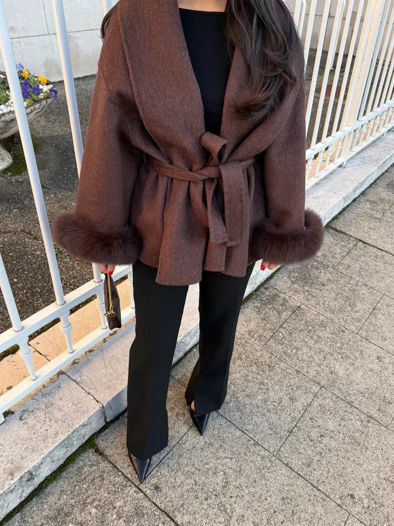 ModeGeist | Wollmantel mit Gürtel und Kunstfellmanschetten Elegante Kurze Wickeljacke