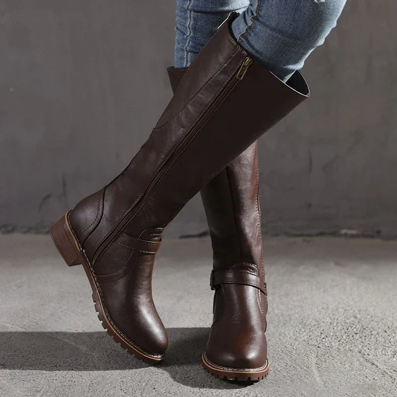 ModeGeist | Knielange Stiefel – Schmaler Schnitt – Schnallen-Detail – Lederähnliche Oberfläche – Profilsohle