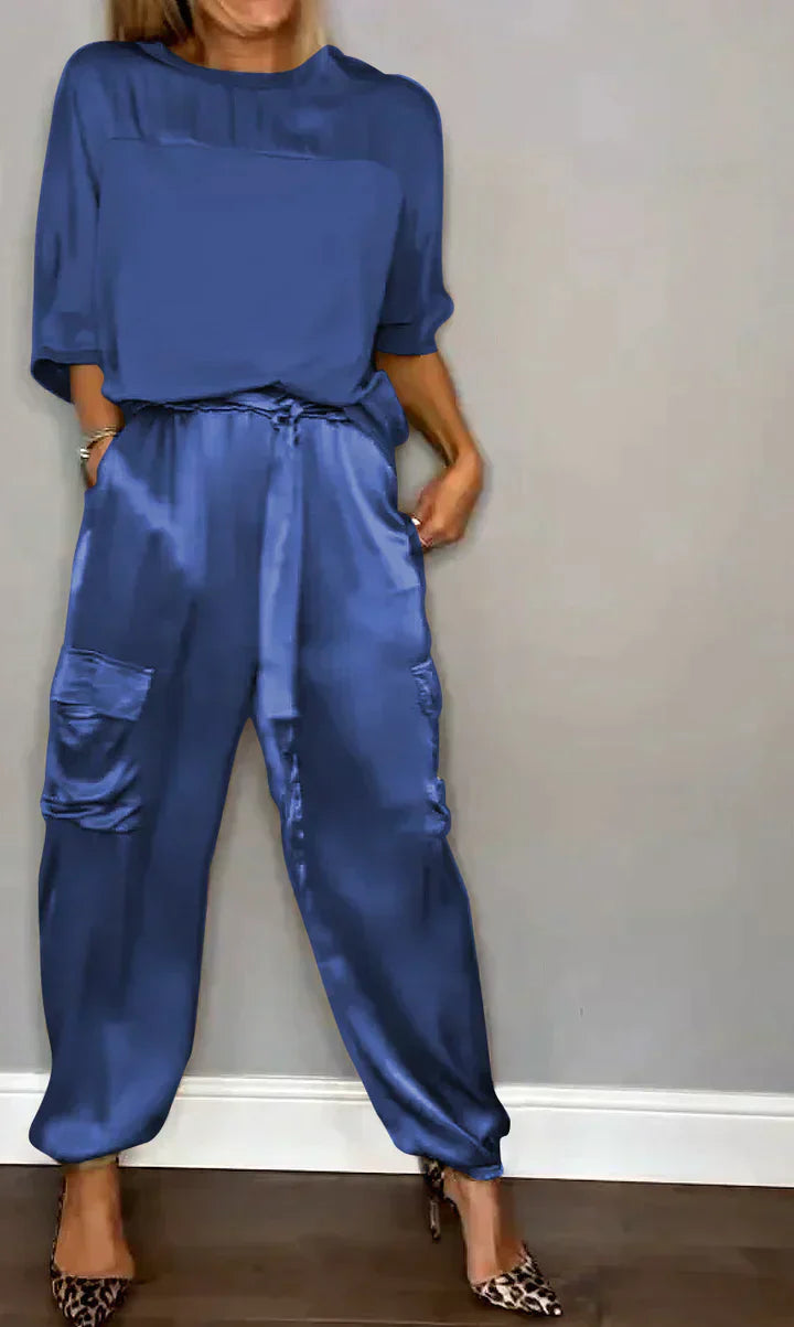 Damen-Satin-Anzug: Zweiteilig mit kurzem Oberteil und Hose von Kleya
